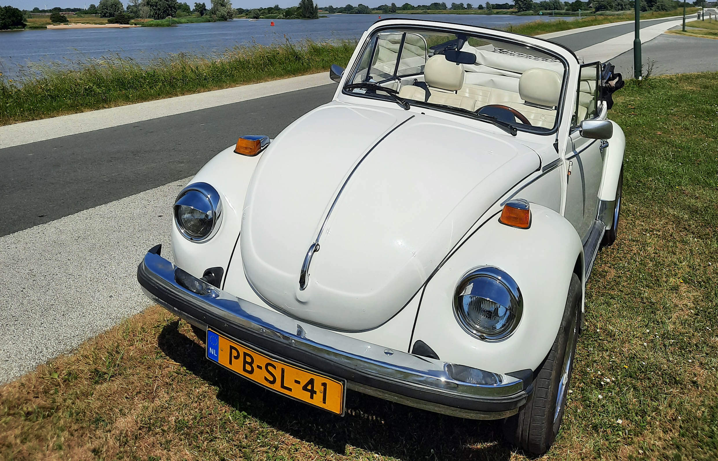 DVWB CABRIO VW Kever Miss Black White1 Header slider